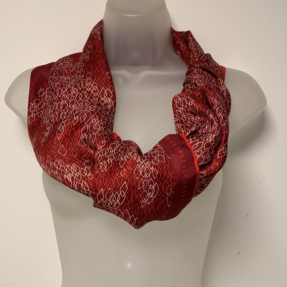 VTG Sally Gee Elegant Oblong Scarf in Red Color Scheme. Abstract chain design - Picture 4 of 12